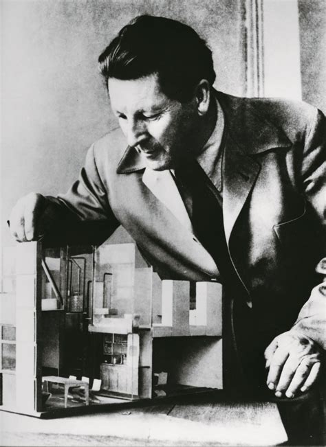 Gerrit Rietveld: vita e opere dell'architetto olandese .